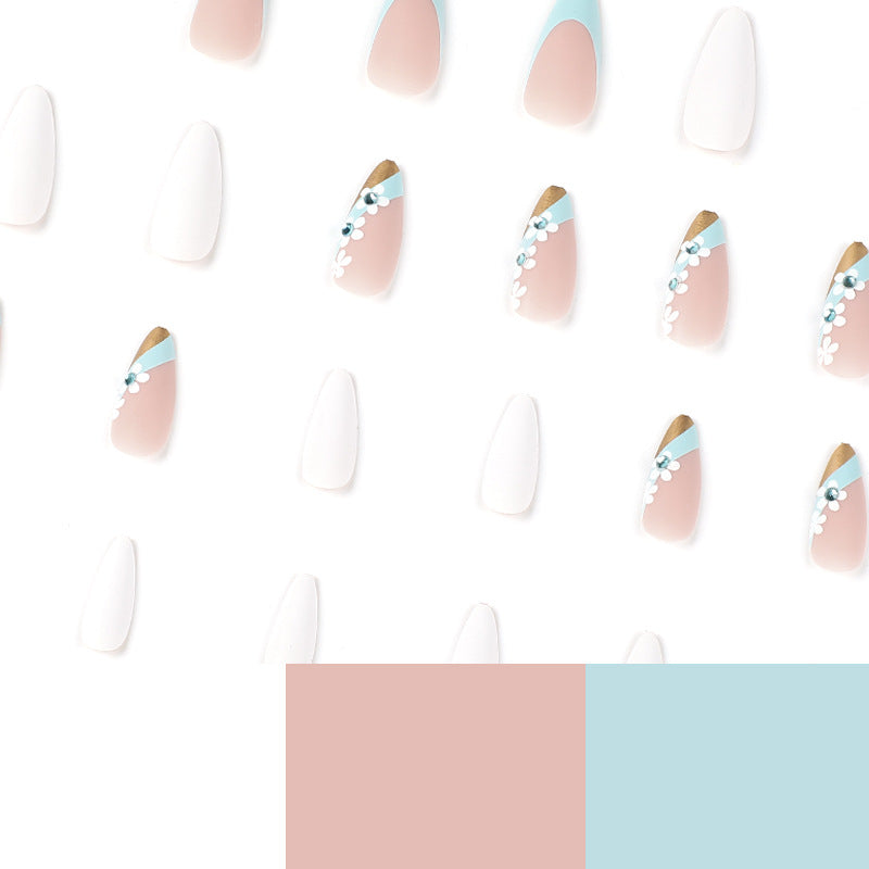 Kunstvolle Nagelverlängerungen mit eleganten Blütenmotiven Karnz