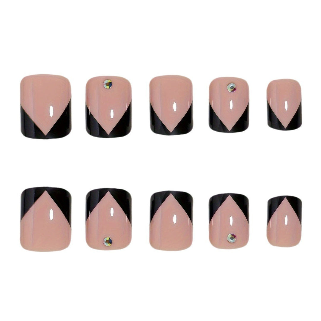 Künstlerisches French Tip Nageldesign Karnz