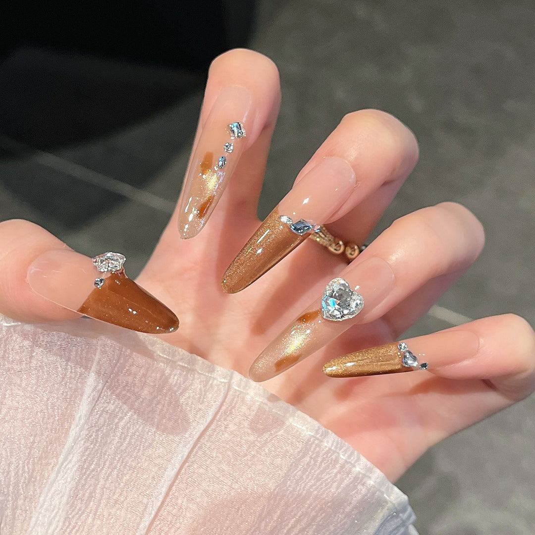 Künstlerische Stiletto Press-On Nagelkunst mit schimmernden Akzenten Karnz