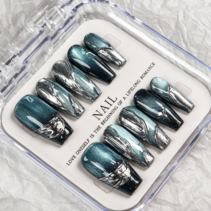 Künstlerische Press-On-Nagelspitzen mit Verlauf-Design