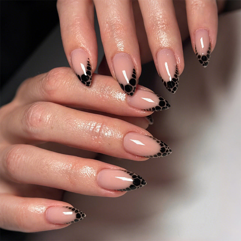 Kreatives Kunstnagelset mit eleganten Spitzenakzenten Karnz