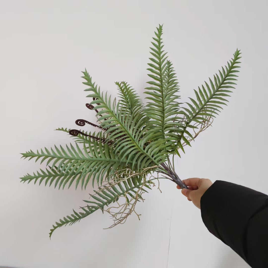 Lebensechtes Farnzweig-Arrangement