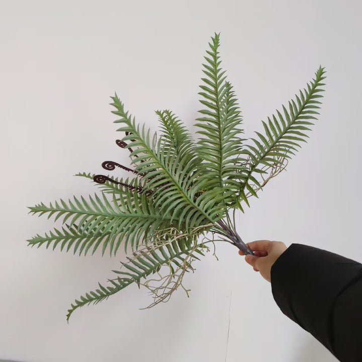 Lebensechtes Farnzweig-Arrangement