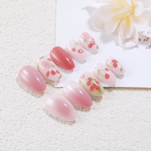 Kreatives Kunstnagelset mit Kirsch-Design Karnz