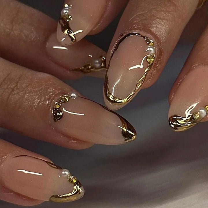 Elegante Kunstnägel mit goldenen Akzenten Karnz