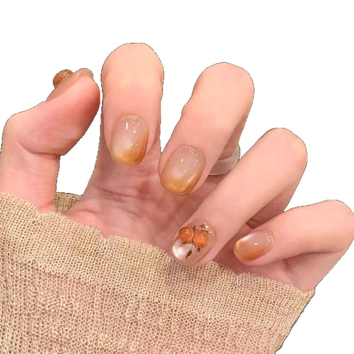 Kunstnägel mit Elegantem Ombre-Effekt und Floralen Akzenten Karnz