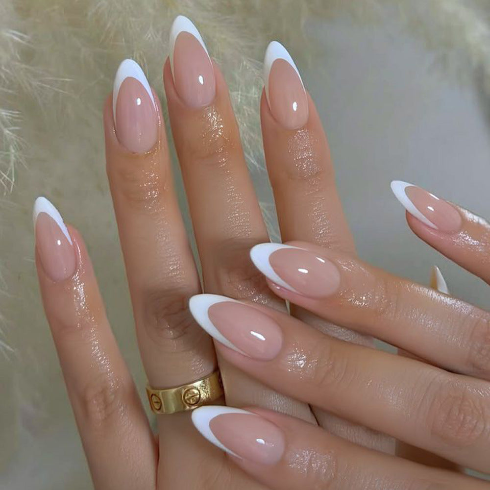 Kunstnägel mit Modischem French-Tip Design Karnz