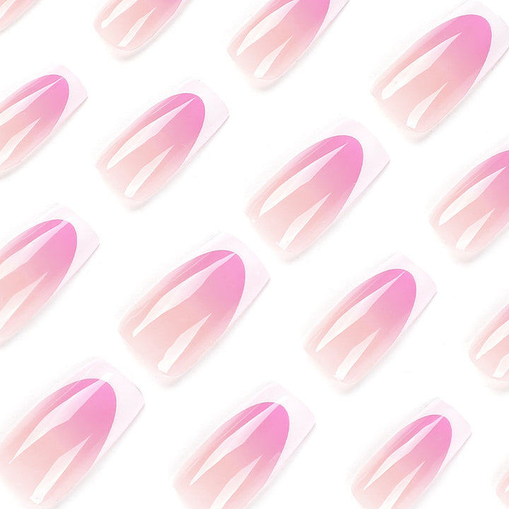 Kunstvolle Nagelverlängerungen mit zartem Ombre-Design Karnz