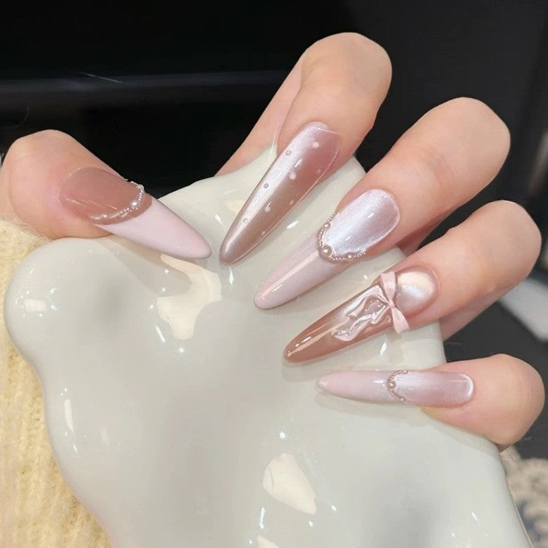 Kunstnagelset mit edlen Spitzen und Kristallakzenten Karnz
