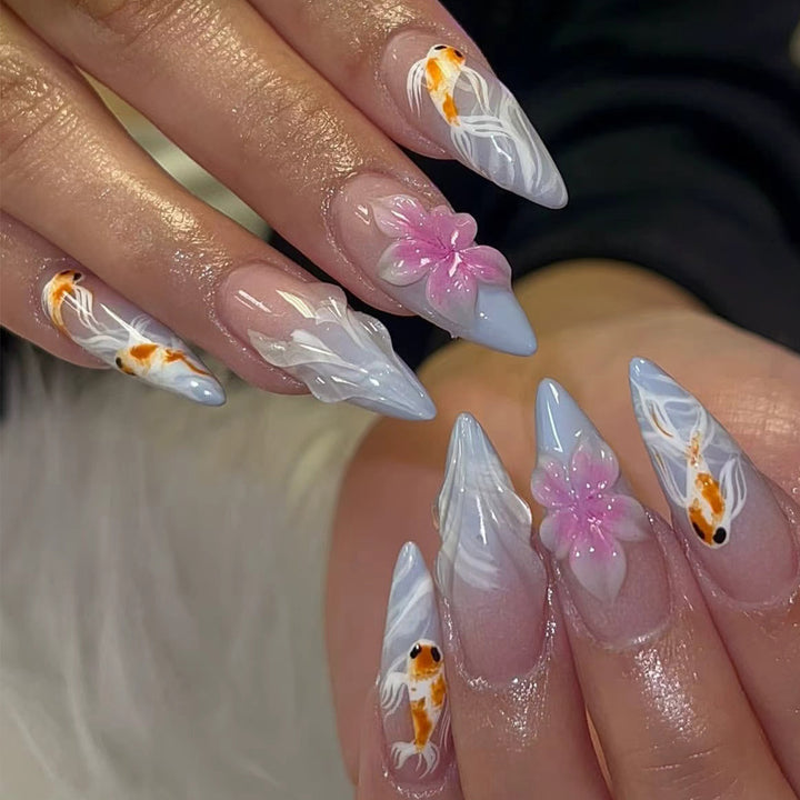 Künstlerische Koi-Fische und florale Nagelkunstverlängerungen Karnz