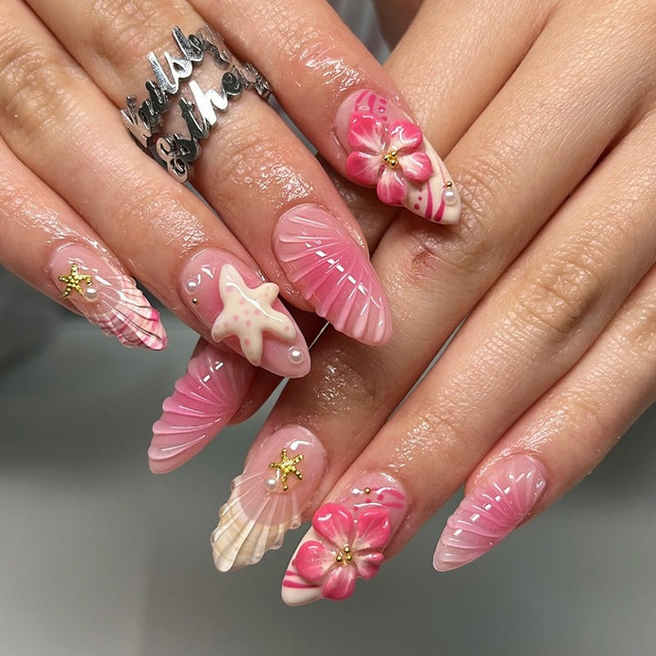 Kunstnagelset mit maritimen Motiven und glamourösen Akzenten Karnz