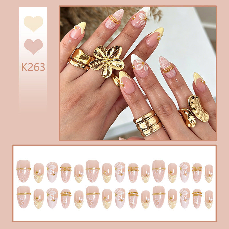 Kunstvolle Nagelspitzen mit floralem Design Karnz