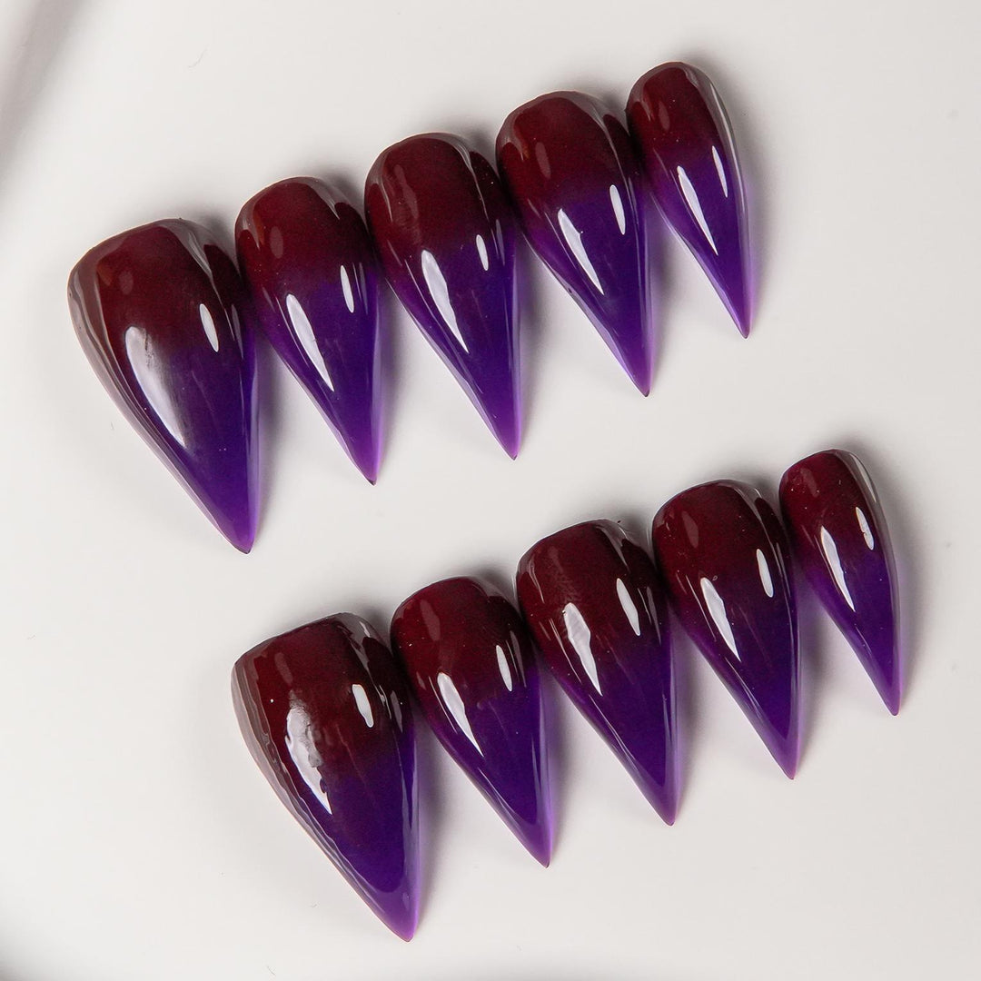 Scharfe Stiletto Press-On Nagelset mit Ombre-Finish