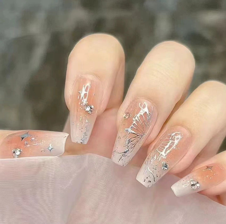 Elegantes Nageldesign mit Perlenverzierung Karnz