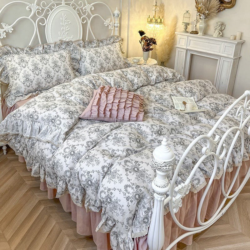 Romantische gesteppte Komfortbettdecke mit Rüschenbordüre und feinem Blumenmuster