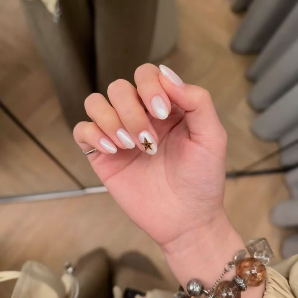 Elegante Nagelkunstverlängerungen mit Sternakzenten