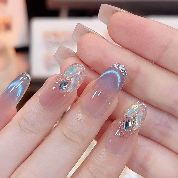 Kunstnagelset mit funkelnden Glitzerakzenten Karnz