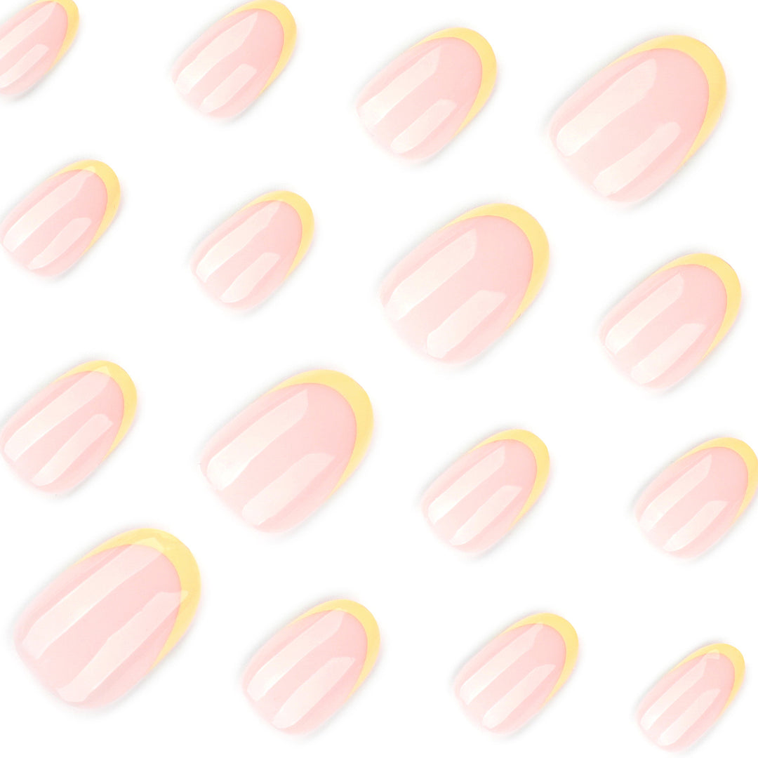Elegante Nagelkunst im modernen French-Tip Design Karnz