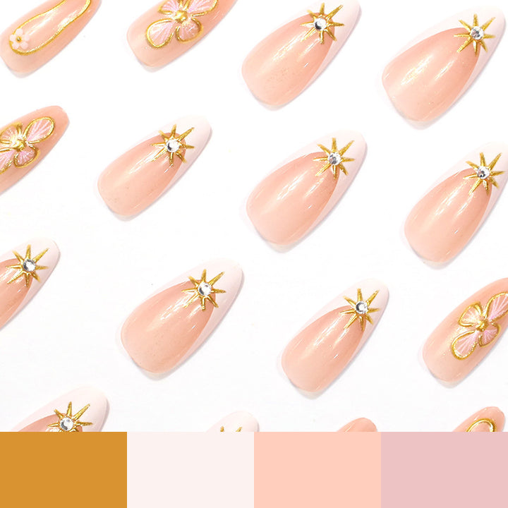 Elegante florale Design-Nagelverzierung Karnz