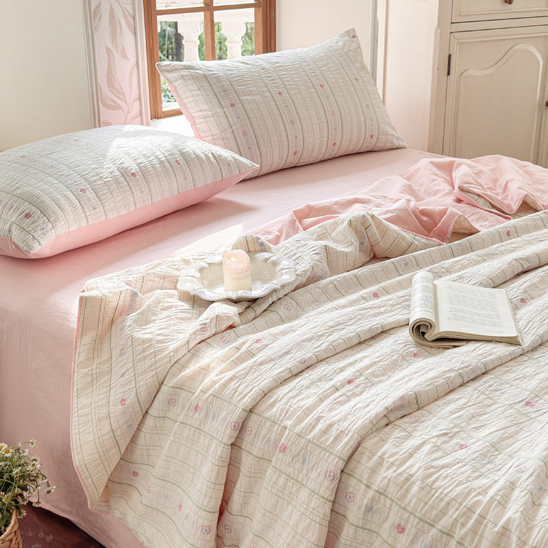 Gestepptes Baumwoll-Musselin Quilt-Set mit Wendefunktion, Zartem Blumenprint und passendem Spannbettlaken