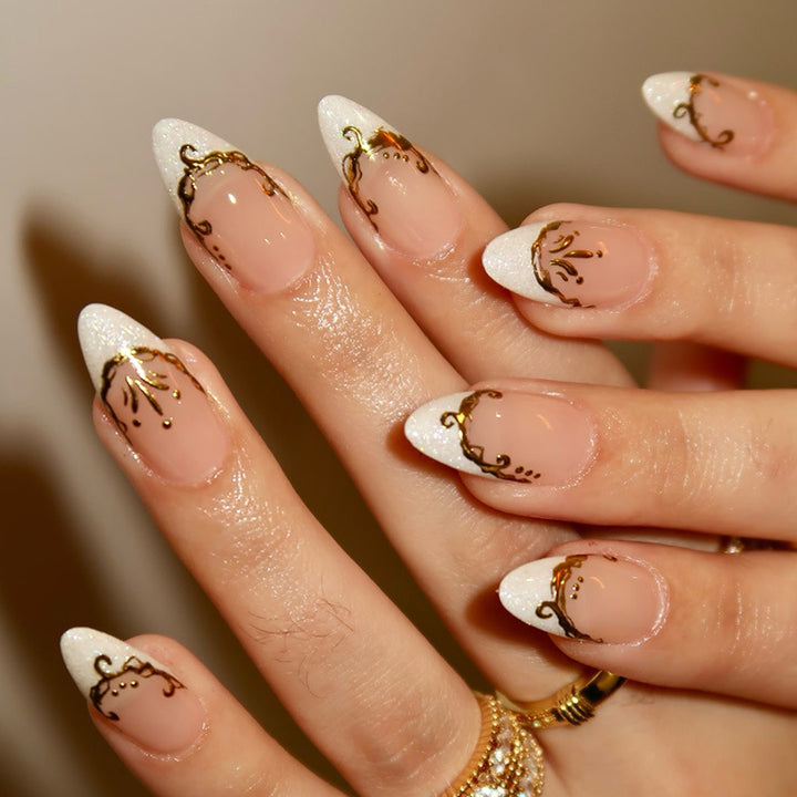 Dekoratives Premium Press-On Nagelset mit goldenen Akzenten Karnz