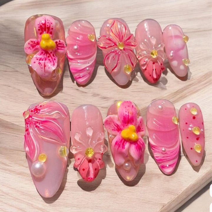 Kunstnagelset mit floralen Designs und funkelnden Akzenten Karnz