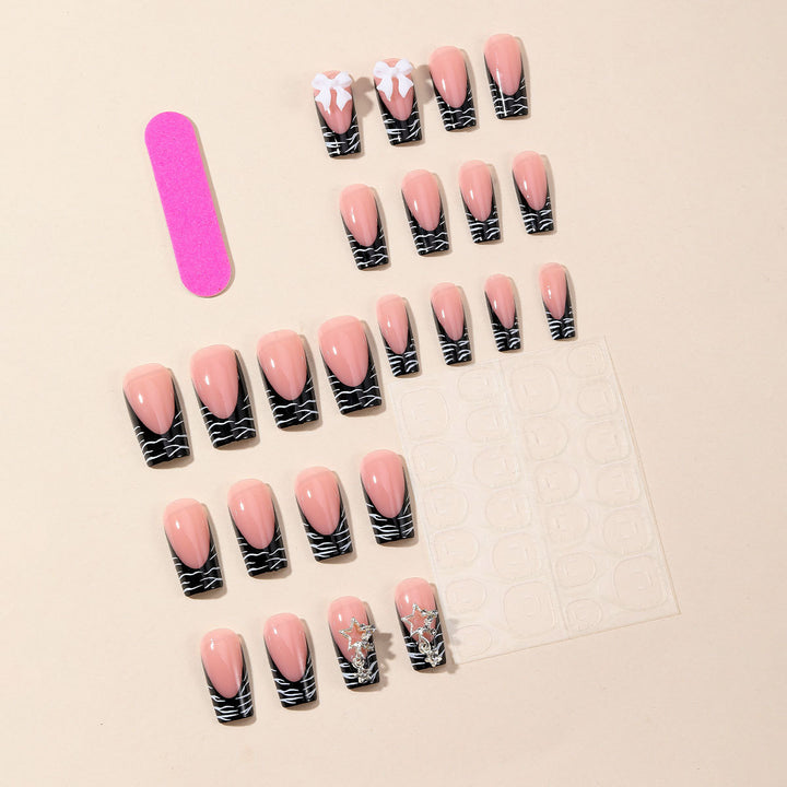Elegante 3D Nagelkunstverlängerungen mit floralen Akzenten Karnz