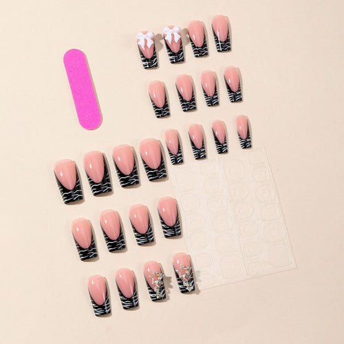 Elegante 3D Nagelkunstverlängerungen mit floralen Akzenten Karnz