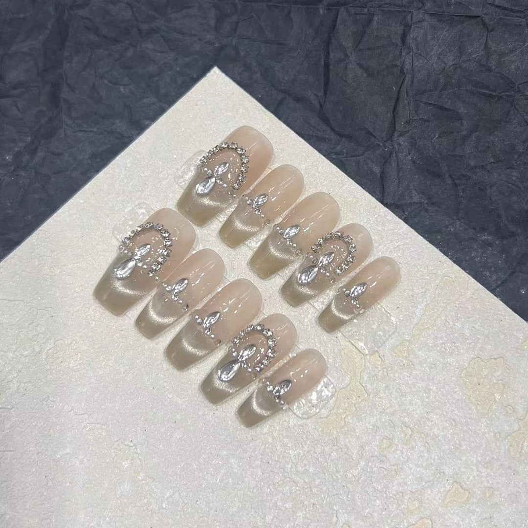 Elegantes Press-On-Nagelset mit Strassdetails Karnz
