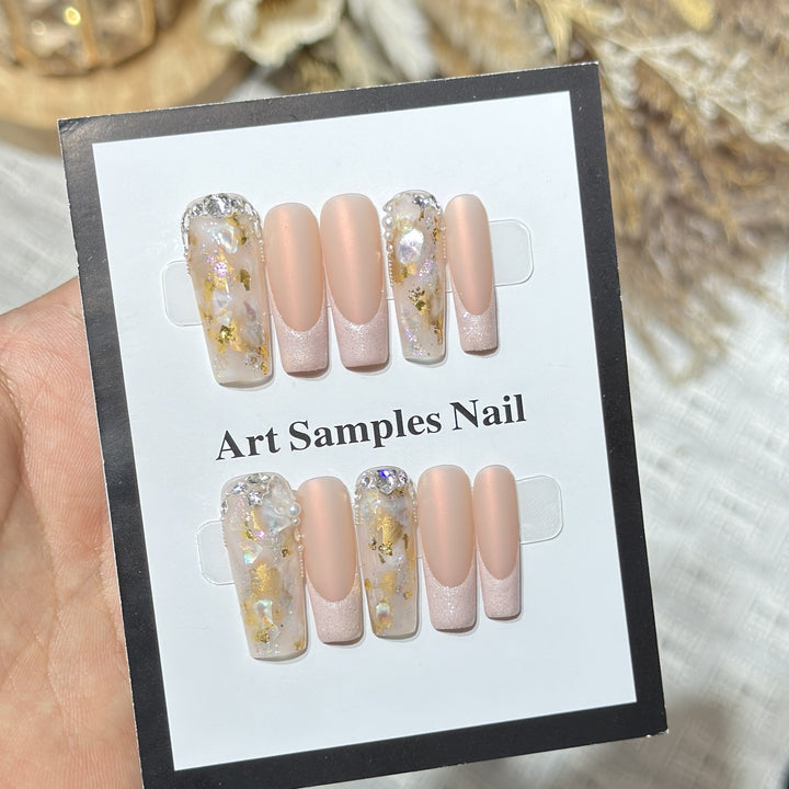 Luxuriöses dekoratives Press-On-Nagelset mit künstlerischen Elementen Karnz