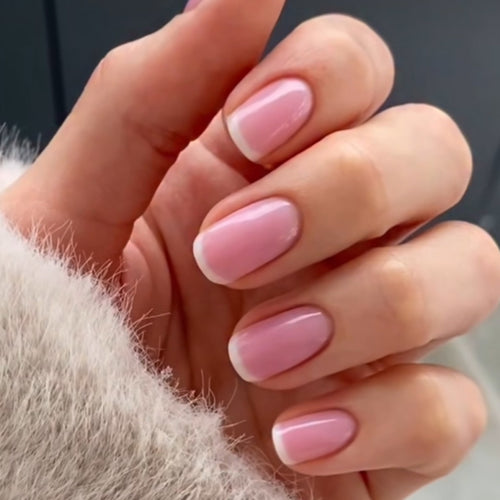 Kunstvolle Nagelverzierung mit französischen Spitzen Karnz