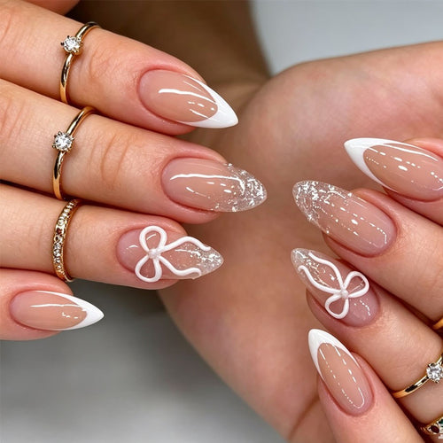 Kunstnagelset mit eleganten Spitzen und Glitzerakzenten Karnz