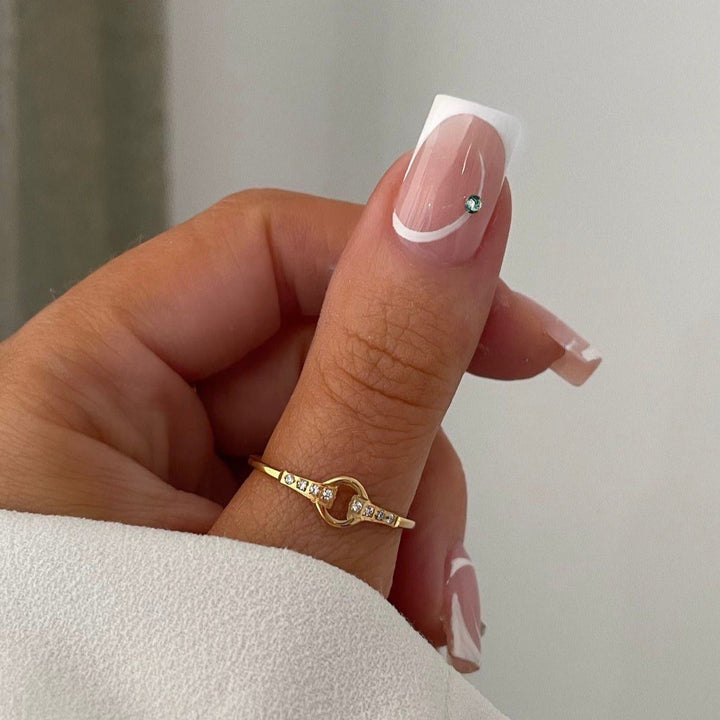 Kunstnagelset mit eleganten French Spitzen und glamourösen Strassverzierungen Karnz