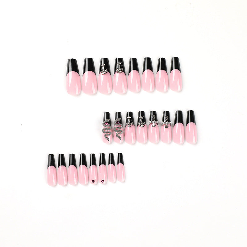 Kunstvolle Stiletto-Nägel mit Glitzer-Akzenten und Kreativdesign Karnz
