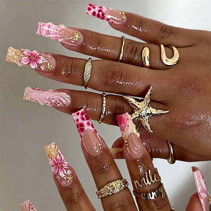Kunstvolle Nagelspitzen mit botanischem Design Karnz