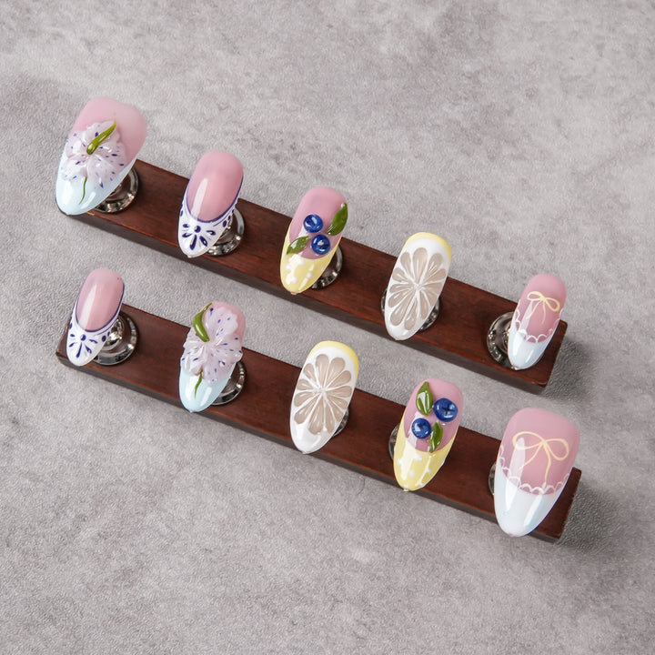 Künstlerische florale Nagelverbesserungen