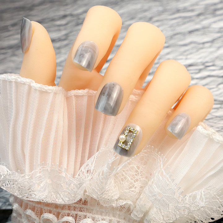 Künstlerisches Press-On-Nagelset mit dekorativen 3D-Akzenten