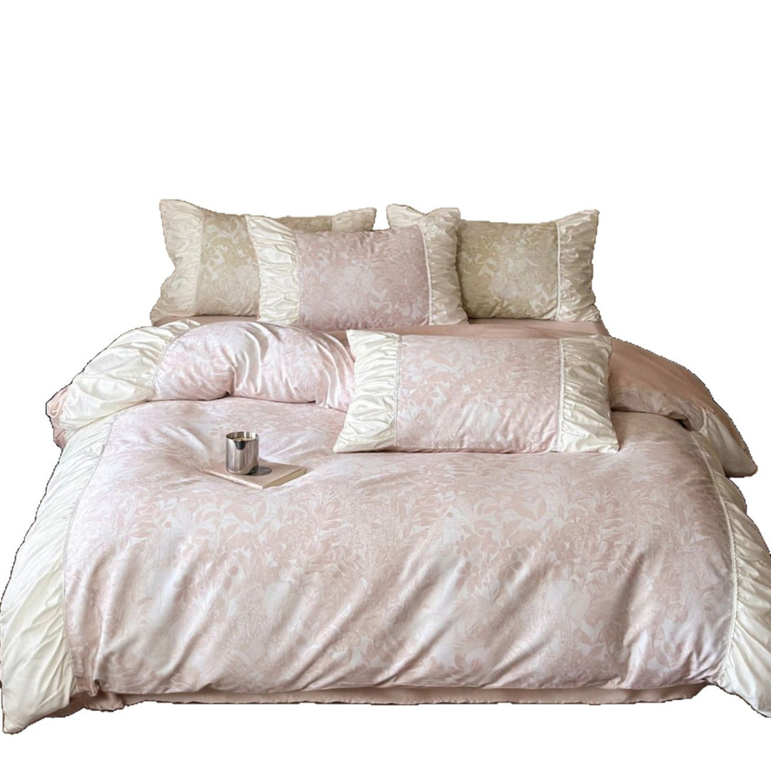 Luxuriöse Jacquard-Bettgarnitur mit Rüschenbordüre und seidigem Griff