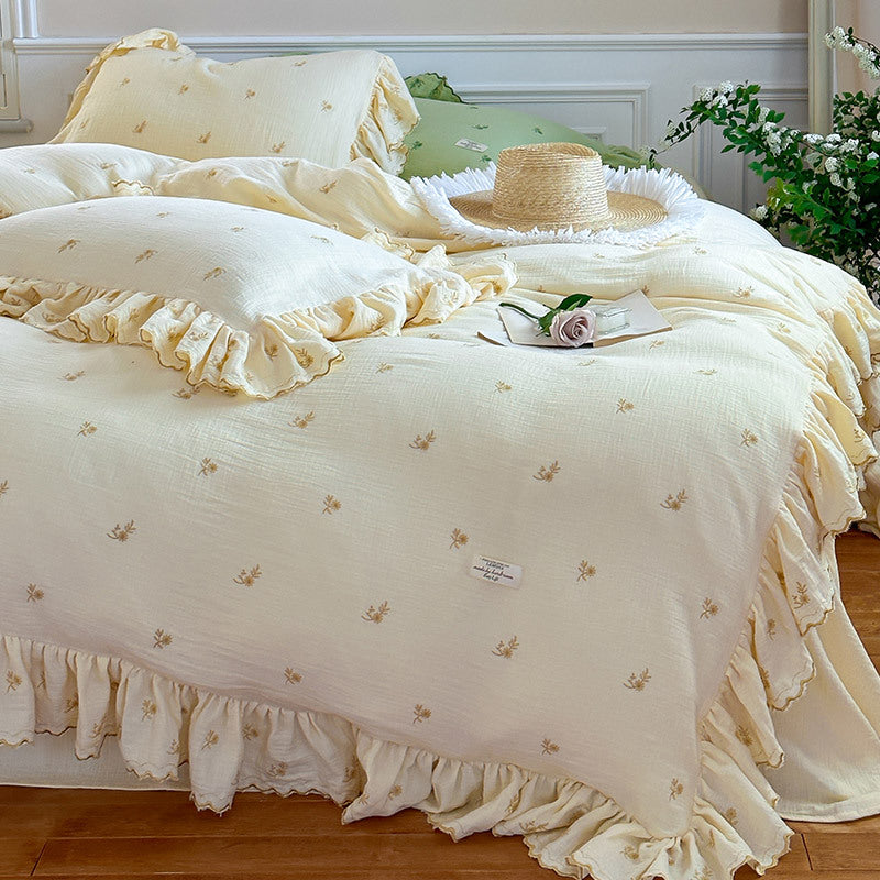 Vintage-inspirierte Bettgarnitur mit Volant und zarter Blumenstickerei