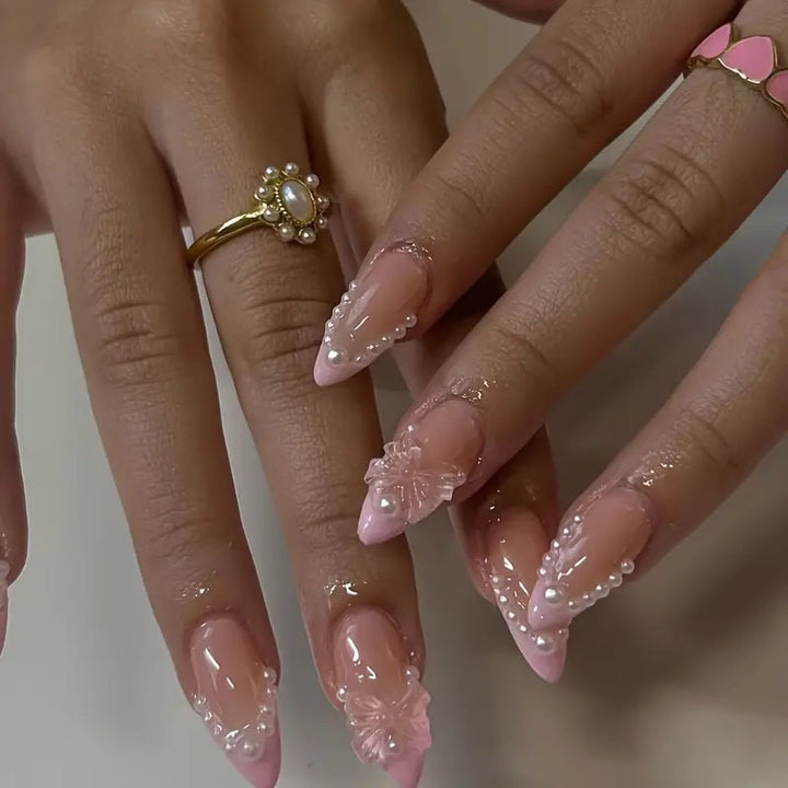 Kunstnagelspitzen mit filigranen Perlen- und Schmetterlingsakzenten Karnz
