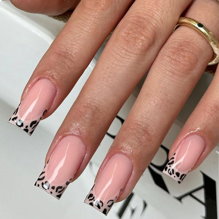 Kunstnägel mit Leopardenkanten und Glitzerdetails Karnz
