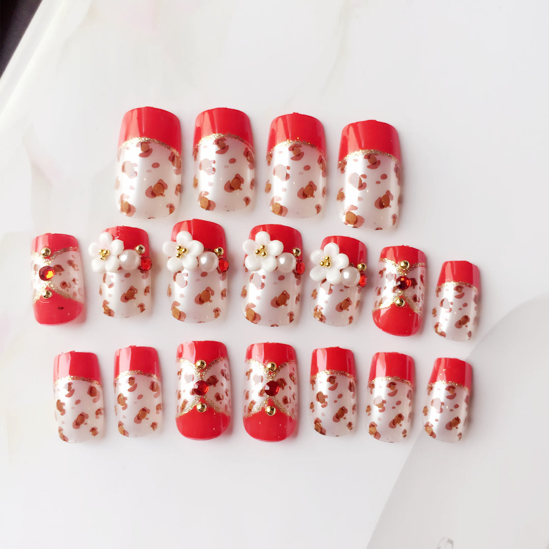 Künstlerisches Press-On-Nagelset mit floralen und tierischen Druckdesigns