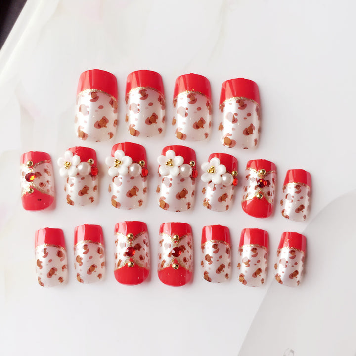 Künstlerisches Press-On-Nagelset mit floralen und tierischen Druckdesigns