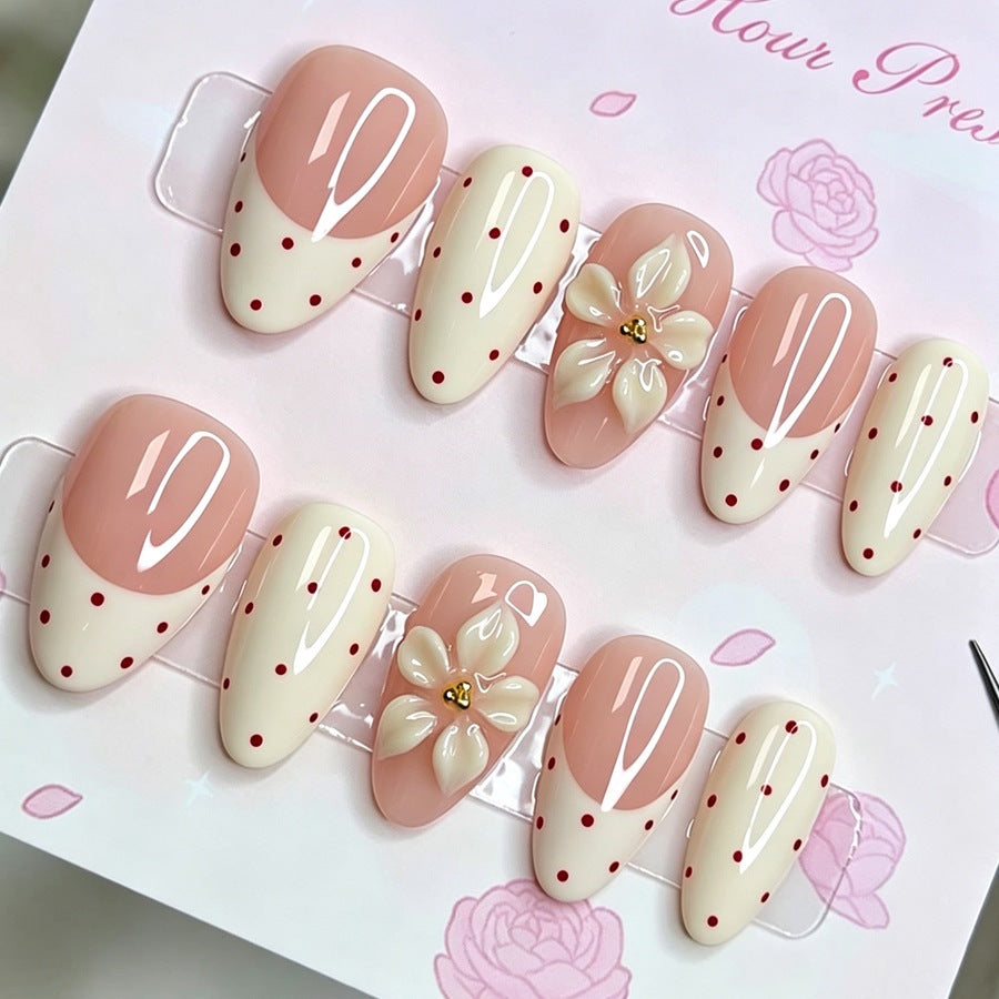 Kunstnagelset mit zarten Blüten- und Puntierungselementen Karnz