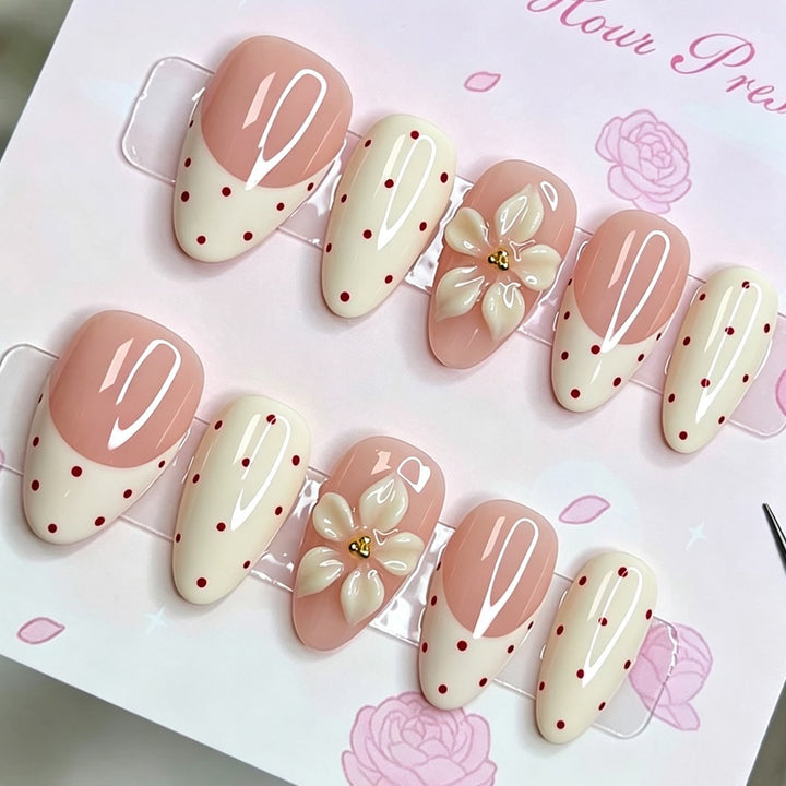 Kunstnagelset mit zarten Blüten- und Puntierungselementen Karnz