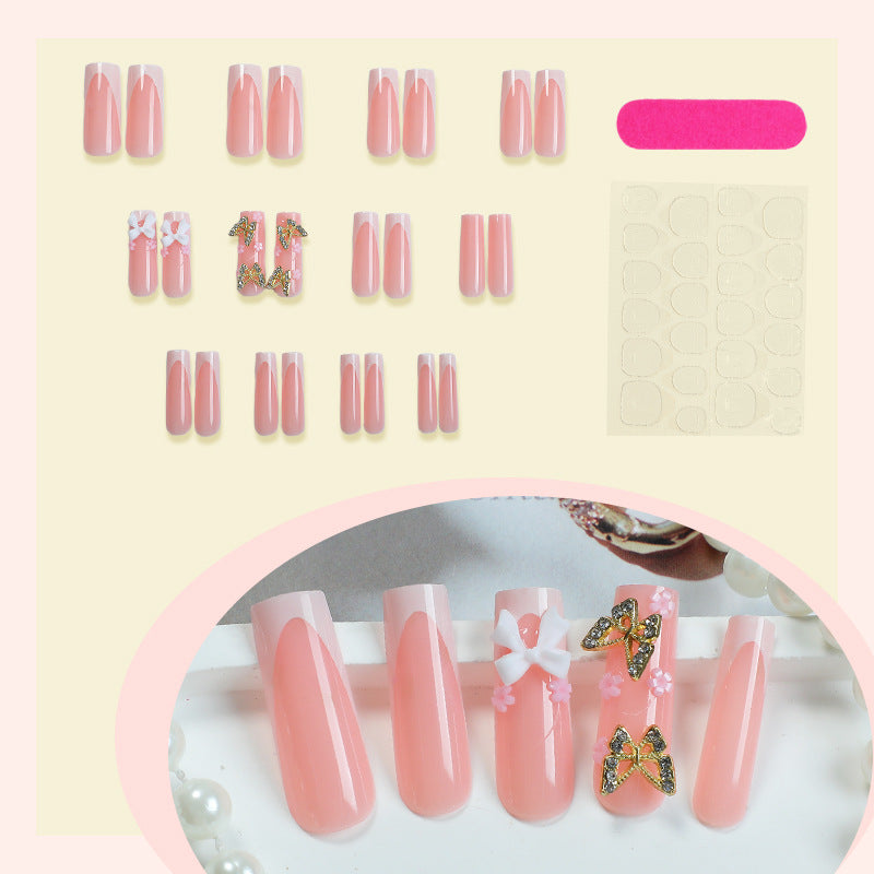 Dekoratives Press-On-Nagelset mit floralen und Schmetterlingsakzenten Karnz