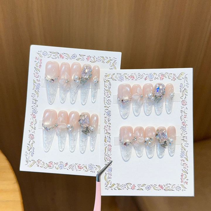 Kunstnägel mit Zartem Glitzer- und Perlendekor Karnz