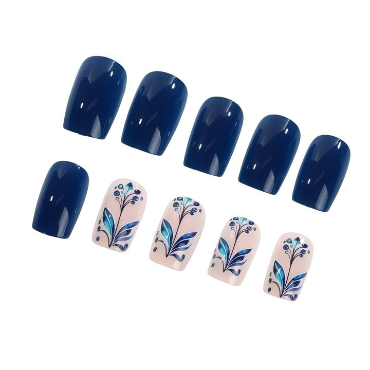 Kunstnägel mit floralen Details Karnz