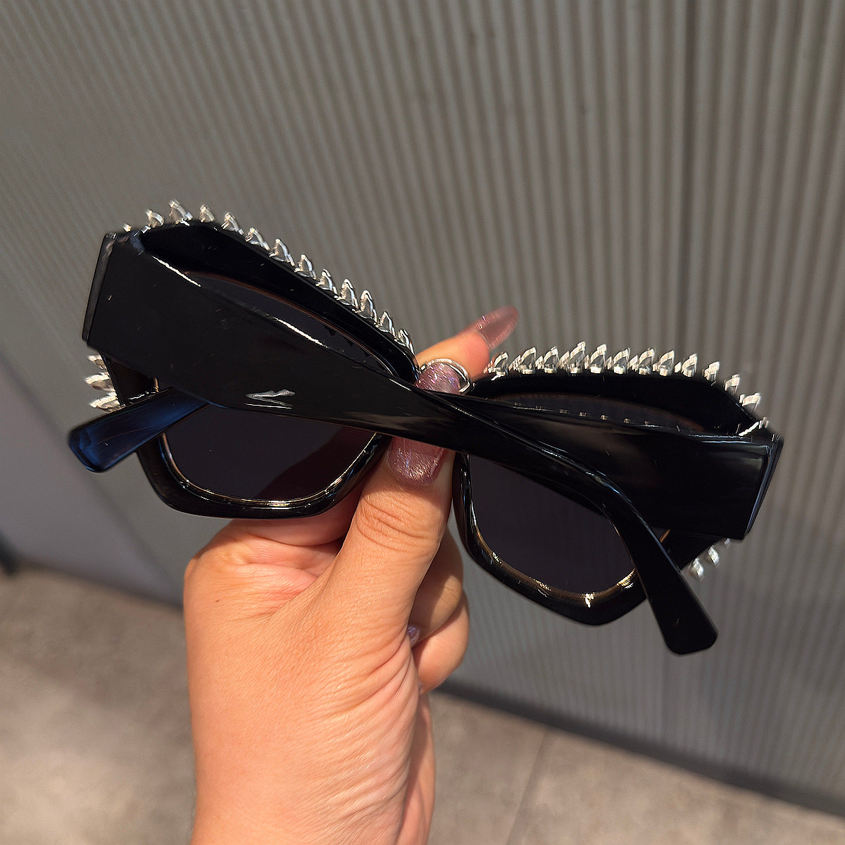 Damen extravagante Cat-Eye-Sonnenbrille mit funkelnden Kristallspitzen Karnz