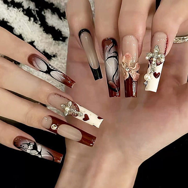Dekorative Press-On Nail Art Set mit floralen und künstlerischen Designs Karnz